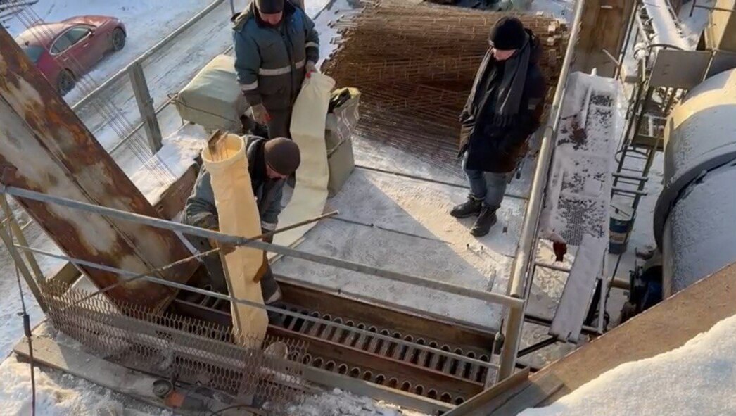 Монтаж фильтровальных рукавов Экогард в монтажную плиту рукавного фильтра. Замена фильтр рукавов.